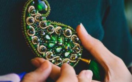 How to Style a Pearl Set on Saree for a Graceful Look